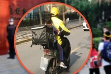 শীতের ভোরে ঘুম থেকে উঠতে আলসেমি,ডেলিভারিম্যানের সঙ্গে সন্তানকে স্কুলে পাঠালেন মা
