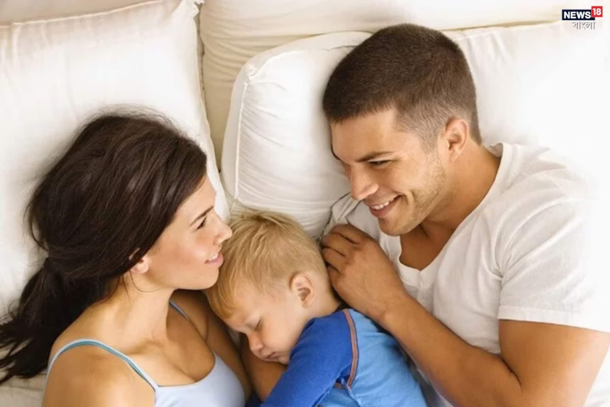 সন্তানকে রাতে বিছানায় সঙ্গে নিয়ে ঘুমোন? ঠিক কত বয়স পর্যন্ত মা-বাবার পাশে বাচ্চা ঘুমোতে পার