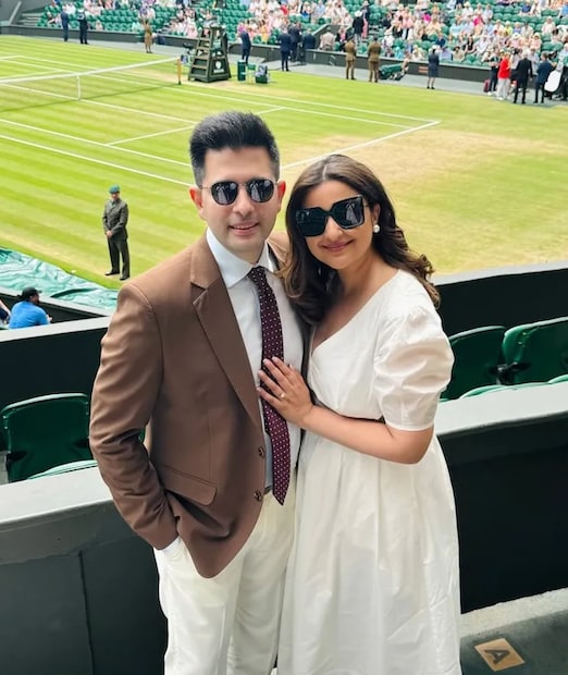 পাপারাৎজিরা তাঁকে আম আদমি পার্টি (আপ)-র নেতা রাঘব চাড্ডার সঙ্গে ক্যামেরাবন্দি করেছিলেন। তবে রাজনীতিবিদ রাঘব চাড্ডার সঙ্গে গাঁটছড়া বাঁধার পর পরিণীতির জীবনে ইতিবাচক পরিবর্তন এসেছে।