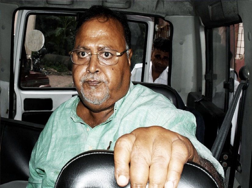 প্রাথমিকে অনুত্তীর্ণ ৩২১ জন প্রার্থীর একটি তালিকা পাওয়া গিয়েছিল। তাদের মধ্যে ১৩৪ জনের চাকরি হয়। এই তালিকা পার্থ চট্টোপাধ্যায় পাঠিয়েছিলেন। ওই তালিকাতে রাজনৈতিক প্রভাবশালীদের নামের উল্লেখ রয়েছে। তাদের জিজ্ঞাসাবাদ করা হবে বলে আদালতে দাবি সিবিআইয়ের।