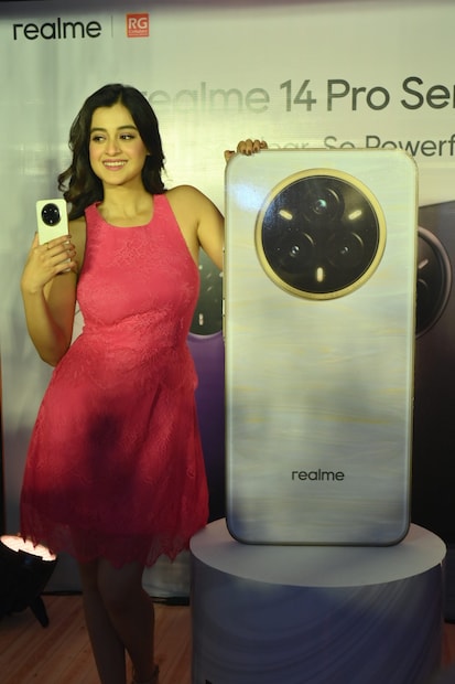 অন্য দিকে, Realme 14 Pro 5G মডেলে রয়েছে 6.77 ইঞ্চির ডিসপ্লে, Sony OIS ক্যামেরা এবং এআই আল্ট্রা ক্ল্যারিটি 2.0 সিস্টেম, যা ছবি, বিশেষ করে নাইট ফটোগ্রাফির জন্য আদর্শ। এতে রয়েছে MediaTek Dimensity 7300 Energy 5G চিপসেট। সঙ্গে 6,000 mAh-এর টাইটান ব্যাটারি। 