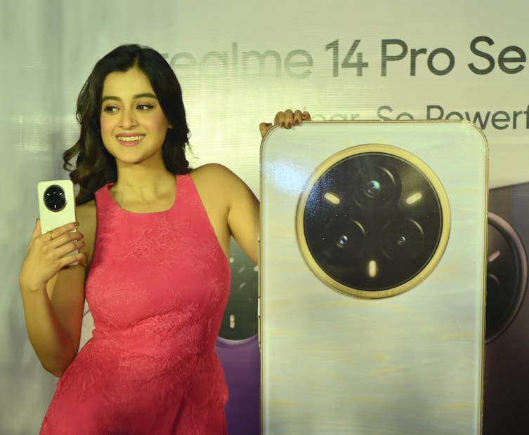 লঞ্চ অনুষ্ঠানে Realme-এর এক মুখপাত্র বলেন, “14 সিরিজে গ্রাহক পাচ্ছেন কম দামে সেরা প্রযুক্তি। এটা নিছক স্মার্টফোন নয়, জীবনযাত্রার মান উন্নত করার একটা উপায়ও।” কলকাতায় ফোনের লঞ্চ হল অভিনেত্রী দর্শনা বণিকের হাত ধরেই ৷