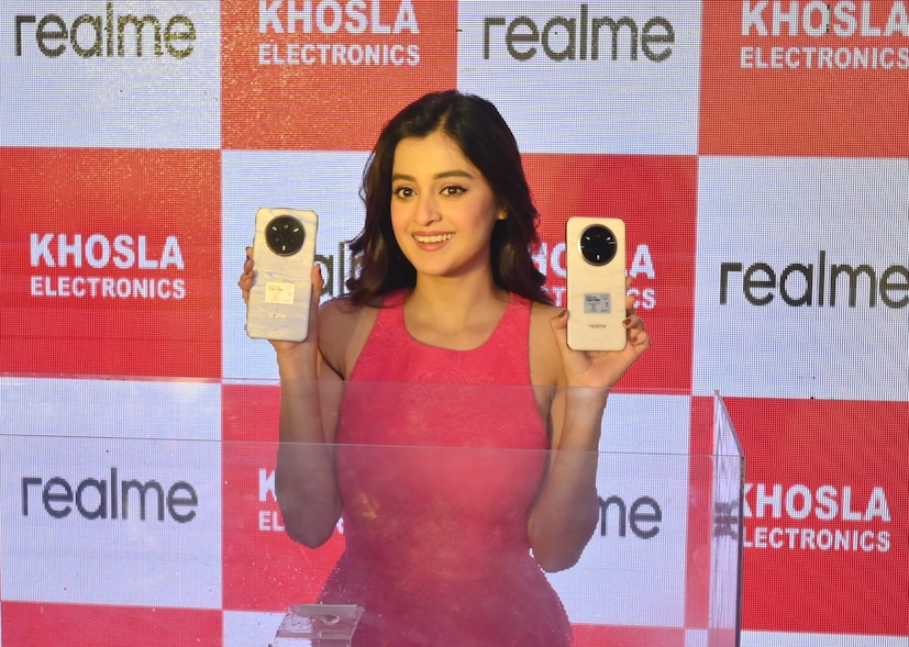 ভারতের বাজারে এবার চলে এল Realme 14 Pro সিরিজের দুটি মডেলের স্মার্টফোন এবং Realme Buds Wireless 5 ANC। বিক্রি শুরু হয়েছে কলকাতাতেও। রয়েছে নজরকাড়া সব ফিচার। দামও সাধ্যের মধ্যে। তবে ক্ষণে ক্ষণে রঙ বদলানো নিয়েই চর্চা হচ্ছে সবচেয়ে বেশি। 