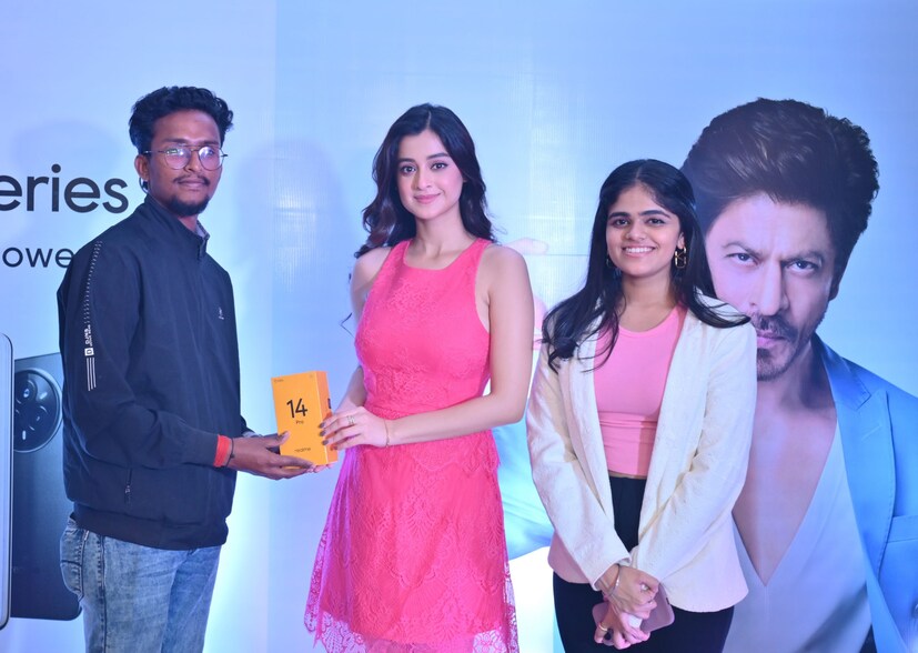 অত্যাধুনিক ফিচারে সাজানো হয়েছে Realme Buds Wireless 5 ANC। এতে রয়েছে ৫০ডিবি হাইব্রিড অ্যাকটিভ নয়েজ ক্যানসেলেশন, এএসি মিউজিক প্লেব্যাক সাপোর্ট এবং ৩৮ ঘণ্টার প্লেব্যাক টাইম। মানে সারাদিন ব্যবহারের উপযোগী। আপাতত মিডনাইট ব্ল্যাক, টোয়াইলাইট পার্পল এবং ডন সিলভার, এই তিন রঙে পাওয়া যাচ্ছে। IP55 ডাস্টপ্রুফ ও ওয়াটারপ্রুফ রেটিংও রয়েছে। দাম 1,799 টাকা। তবে বিশেষ অফারে এটা মিলছে 1,599 টাকায়।