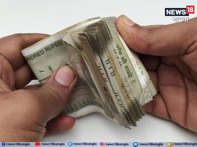 যাঁরা দীর্ঘমেয়াদে বিনিয়োগ করতে চান, তাঁদের জন্য ৫৫ মাসের অর্থাৎ ৪ বছর ৭ মাসের বিশেষ ফিক্সড ডিপোজিট স্কিম রয়েছে এইচডিএফসি ব্যাঙ্কের। এই স্কিমে সাধারণ বিনিয়োগকারীদের ৭.৪০ শতাংশ হারে এবং প্রবীন নাগরিকদের ৭.৯০ শতাংশ হারে সুদ দেওয়া হয়।