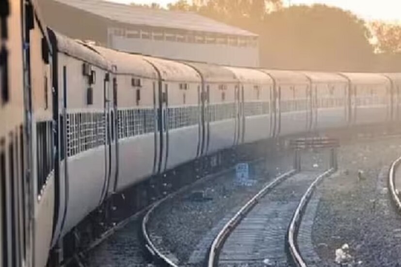 কীভাবে রিফান্ড পাওয়া যাবে?-পিআরএস কাউন্টার থেকে কেনা টিকিট বাতিল করে রিফান্ড পেতে গেলে গ্রাহককে যেতে হবে নিকটবর্তী পিআরএস কেন্দ্রে। সেখানে বাতিল করা টিকিট জমা করলেই টিকিটের টাকা রিফান্ড পেয়ে যাবেন গ্রাহক। রেলওয়ের নিয়ম মাথায় রাখা আবশ্যক। কনফার্মড টিকিট বাতিল করতে হলে গ্রাহককে পিআরএস কেন্দ্রে যেতে হবে। ট্রেন ছাড়ার নির্ধারিত সময়ের ৪ ঘণ্টা আগে টিকিটটি জমা করতে হবে। অন্যদিকে ওয়েটিং লিস্ট অথবা আরএসি টিকিট বাতিল করতে চাইলে ট্রেন ছাড়ার নির্ধারিত সময়ের ৩০ মিনিট আগে পিআরএস কাউন্টারে গিয়ে টিকিট জমা করতে হবে। তাহলেই রিফান্ড পাওয়া যাবে। 