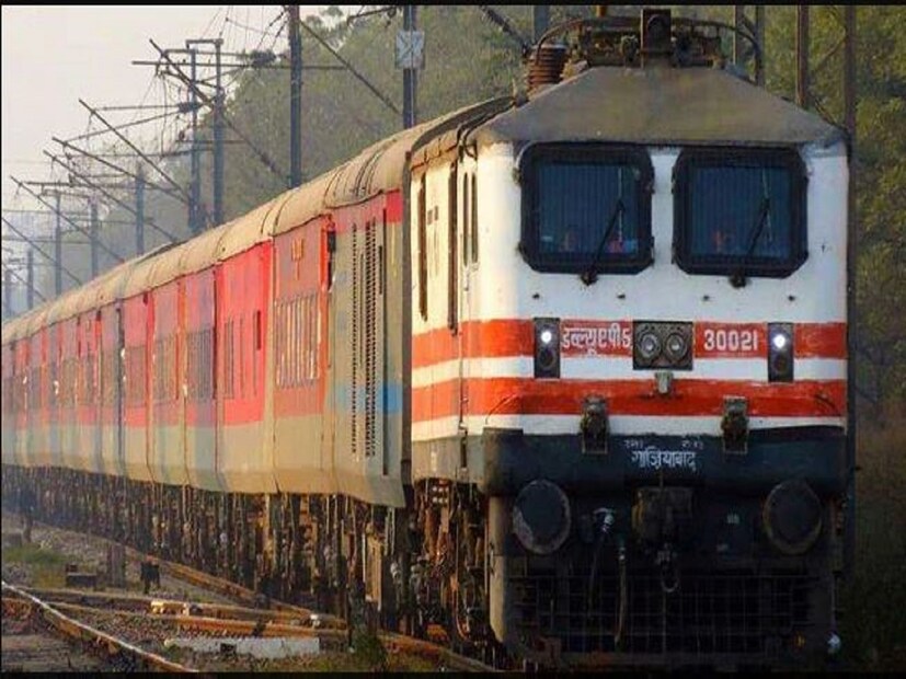 যাত্রাপথে মাত্র ৬টি স্টেশনে থামে এই মুম্বই দিল্লি রাজধানী এক্সপ্রেস৷ প্রতিদিন বিকেল ৫টায় মুম্বই সেন্ট্রাল স্টেশন থেকে ছেড়ে পরদিন সকাল ৮.৩২ মিনিটে নয়াদিল্লি স্টেশনে পৌঁছয় ট্রেনটি৷ ফিরতি পথে নয়াদিল্লি থেকে বিকেল ৪.৫৫ মিনিটে ছেড়ে পরের দিন সকাল ৮.৩৫-এ মুম্বাই পৌঁছয় এই রাজধানী এক্সপ্রেস৷ 