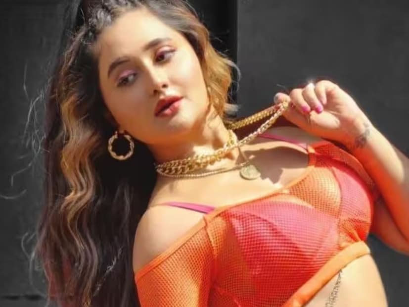 রশ্মি দেশাই আরও বলেন, &quot;আমি বুঝতে পেরেছিলাম যে আমি নিজের সম্পর্কেও ভাবিনি। আমি সবকিছুতে এতটাই জড়িয়ে পড়েছিলাম যে আমি নিজের সম্পর্কে ভুলে গিয়েছিলাম।&quot; দীর্ঘদিন ধরে মানসিক চাপে থাকার পর রশ্মি নিজেকে নিয়ে কাজ করেছেন।