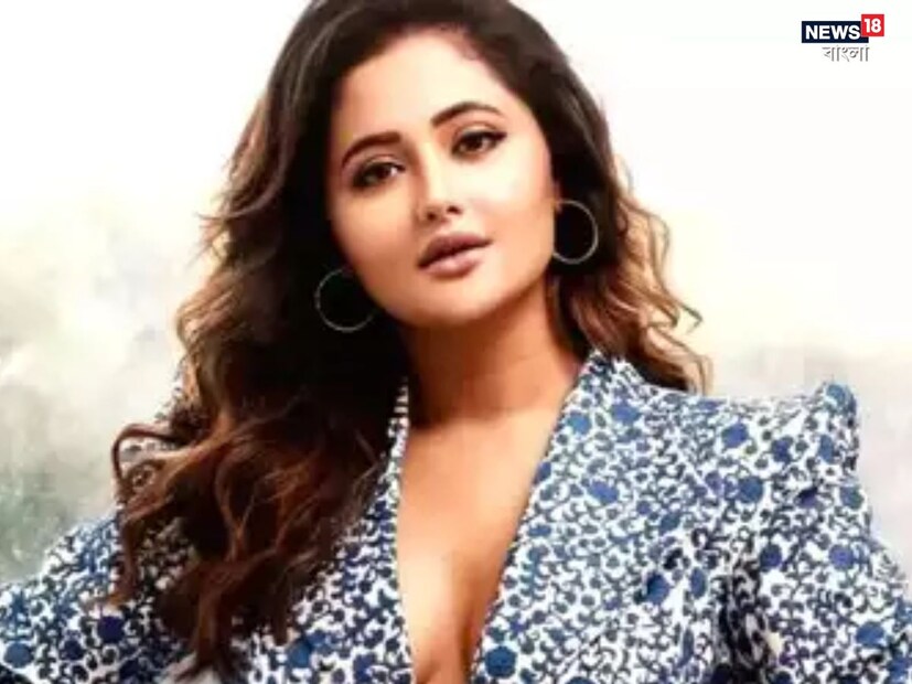 রশ্মি দেশাই আরও বলেন, &quot;আমি ভেবেছিলাম সবকিছু ঠিকঠাক, স্বাভাবিক... আমার শো হঠাৎ বন্ধ হয়ে গেল। আমি চারদিন রাস্তায় ছিলাম... আমার একটা অডি A6 ছিল যেটায় আমি ঘুমাতাম। আমি জিনিসপত্র এখানে রেখেছিলাম। আমার ম্যানেজারের বাড়ি, এবং আমি নিজেকে আমার পরিবার থেকে সম্পূর্ণরূপে দূরে সরিয়ে রেখেছিলাম।&quot;