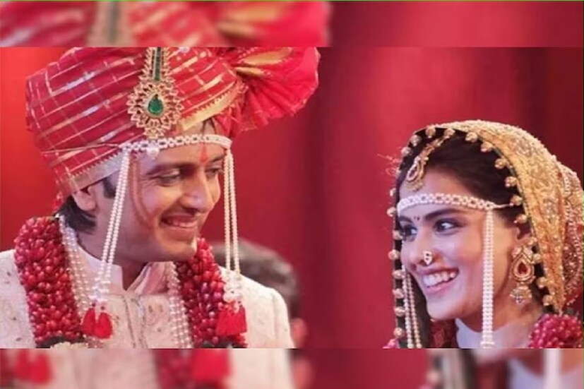 মাত্র ১৬ বছর বয়সে বলিউড অভিনেতা রীতেশ দেশমুখের বিপরীতে ‘তুঝে মেরি কসম’ ছবিতে অভিনয় করেছিলেন জেনেলিয়া। এদিকে রীতেশের বাবা তখন মহারাষ্ট্রের মুখ্যমন্ত্রীর পদে। ফলে জেনেলিয়া প্রথম থেকে ভেবেই নিয়েছিলেন যে, ‘মহারাষ্ট্রের মুখ্যমন্ত্রীর ছেলে তো, তাই হয়তো অহঙ্কারে মাটিতে পা পড়বে না রীতেশের’। কিন্তু একেবারে উল্টোটাই ছিলেন রীতেশ। 