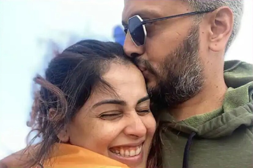 অভিনেত্রী জেনেলিয়া ডিসুজা ছবির দুনিয়া থেকে বিরতি নিলেও সোশ্য়াল মিডিয়ায় বেশ সক্রিয় তিনি। তাঁর সোশ্যাল মিডিয়া অ্যাকাউন্টের পাতায় এরই প্রমাণ পাওয়া যায়। বলিউডের এভারগ্রিন এই আদুরে মিষ্টি জুটি যেন তরুণ যুগলদের অনুপ্রেরণা জোগাচ্ছেন। এমনকী তাঁরা এক বড় সিদ্ধান্তও নিয়েছেন বলে খবর। আসলে এই তারকা দম্পতি মরণোত্তর অঙ্গদানের সিদ্ধান্ত নিয়েছেন। আর নিজেদের অঙ্গদানের এই সিদ্ধান্তের বিষয়ে অভিনেতা রীতেশ দেশমুখ বলেন যে, “আমাদের মৃত্যুর পরে কাউকে জীবন দান করার তুলনায় বিশ্বে সেরা উপহার আর কিছুই হতে পারে না।” 