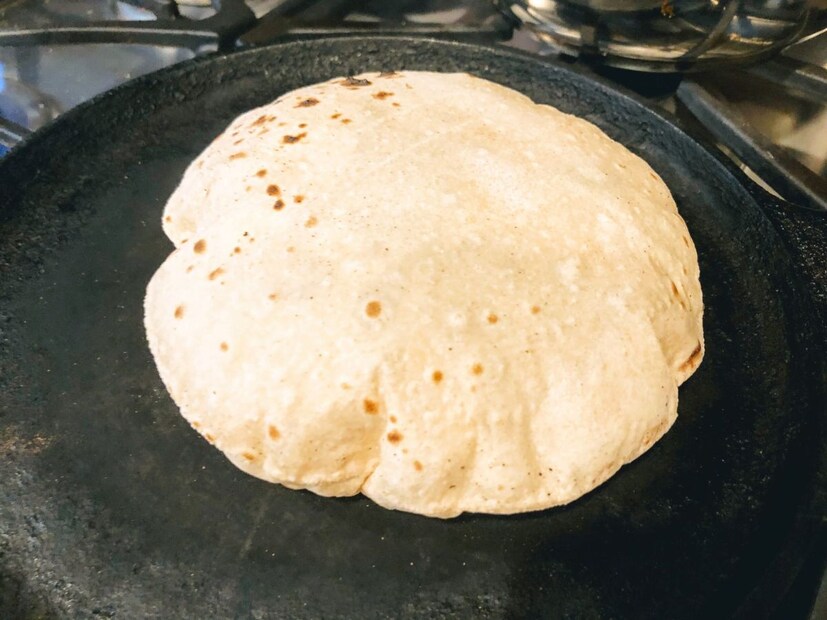 অন&#x200d;্যান&#x200d;্য বাসন কোসনের মতো রুটি ভাজা তাওয়া বা চাটু পরিষ্কার করা যায় না। রোজ রোজ ধোয়াও হয়না মোটা তাওয়া। ফলে কিছুদিনের মধ&#x200d;্যেই খারাপ হয়ে যেতে পারে রুটি ভাজার সরঞ্জাম। 