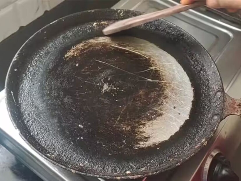 খানিকক্ষণ ঘষার পর বাকি অর্ধেক লেবুর রসের সঙ্গে ভিনিগার মিশিয়ে নিন। ওই মিশ্রণ তাওয়াতে ঢেলে দিন। নুনের সঙ্গে ওই মিশ্রণ যোগ হলে একসঙ্গে লেবু দিয়ে ঘষুণ। 