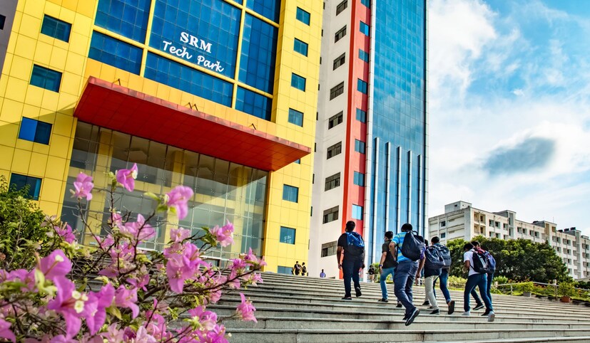 2. **SRM বিশ্ববিদ্যালয়, চেন্নাই (র‌্যাঙ্ক ১৩)** ১৯৮৫ সালে প্রতিষ্ঠিত SRM ইনস্টিটিউট অফ সায়েন্স অ্যান্ড টেকনোলজি (SRMIST) ক্যারিয়ার সেন্টারের জন্য পরিচিত, যা প্রশিক্ষণ এবং প্লেসমেন্ট সেবা প্রদান করে। HCL, Wipro এবং Axis Bank-এর মতো কোম্পানিগুলি থেকে উচ্চতর প্যাকেজ (₹৫২ লাখ/বছর) এখানে অফার করা হয়। 