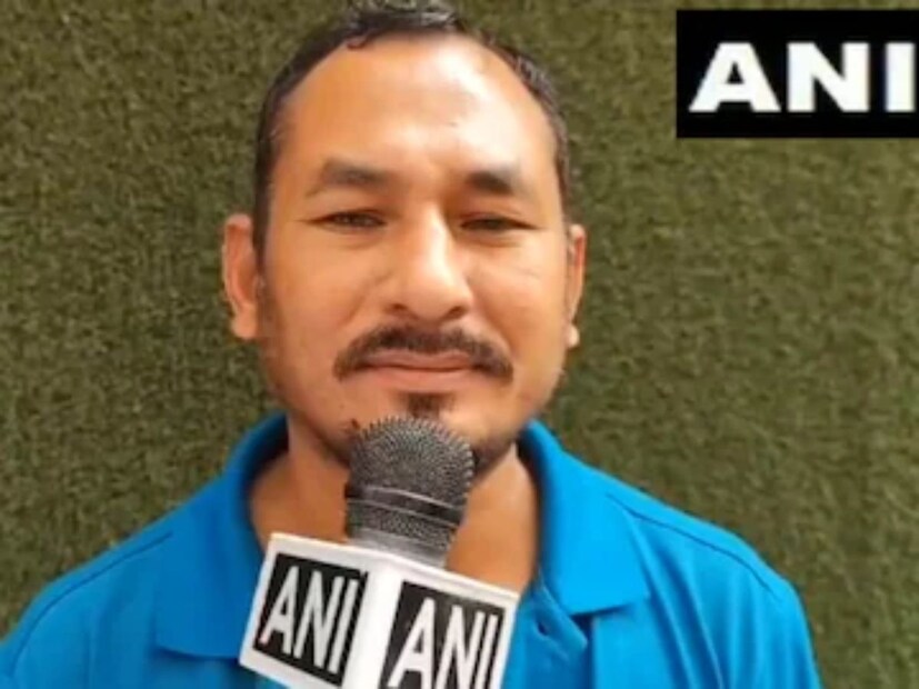 শেষে হাসপাতালে পৌঁছনোর পর সইফ নিজেই নিজের পরিচয় দেওয়ার পর অভিনেতাকে চিনতে পারেন তিনি৷ একই সঙ্গে ভজন জানিয়েছেন, ওই পরিস্থিতিতে সইফের থেকে অটো ভাড়াও নেননি তিনি৷ তবে বিপদের মুহূর্তে তিনি যে সইফকে সাহায্য করতে পেরেছেন, এটা ভেবেই খুশি ভজন৷
