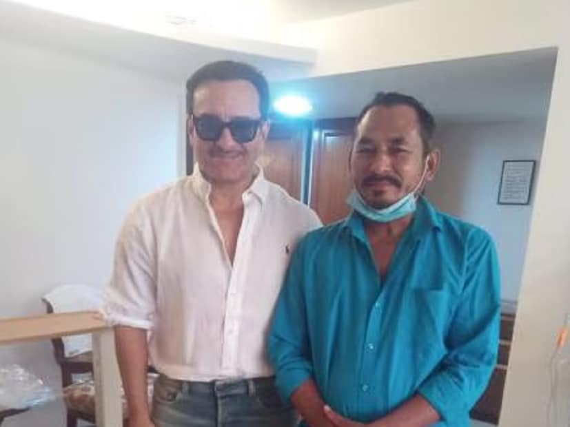 যদিও এক প্রতিবেদনে সূত্রের বক্তব্যের উল্লেখ করা হয়েছে। যেখানে বলা হয়েছে যে, সময়ে সাহায্য করার জন্য ভজন সিং রাণাকে ৫০০০০ টাকা পুরস্কার দিয়েছেন সইফ আলি খান। ইতিমধ্যেই ‘পুষ্পা ২’ গায়ক মিকা সিং ওই অটো চালকের তৎপরতার ব্যাপক প্রশংসা করেছেন। সেই কারণে তাঁকে ১ লক্ষ টাকা পুরস্কার দেওয়ার প্রতিশ্রুতি দিয়েছেন মিকা। 