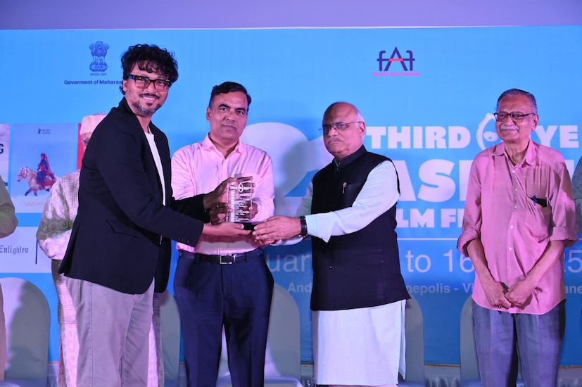 মুম্বইয়ে ‘বেলাইন’ ছবির তিনটি প্রদর্শনীর সময় দর্শকদের কাছ থেকে অভূতপূর্ব সাড়া পাওয়া গিয়েছে। সিনেমা হল ছিল কানায় কানায় পূর্ণ। সেখানে উপস্থিত দর্শকরা ছবিটিকে প্রশংসায় ভরিয়ে দিয়েছেন। সিনে-প্রেমী এবং সমালোচকরা একযোগে ‘বেলাইন’ ছবির শক্তিশালী কাহিনি এবং আবেগঘন গভীরতার প্রশংসা করেছেন। এই সম্মান পরিচালক শমীক রায়চৌধুরীকে আধুনিক ভারতীয় সিনেমার অন্যতম সেরা পরিচালক হিসেবে প্রতিষ্ঠিত করেছে।