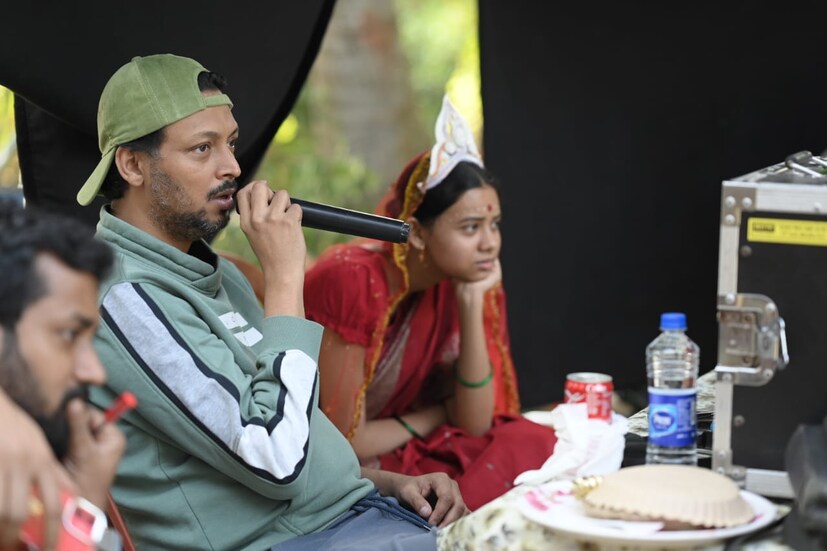 সম্মানিত হলেন চলচ্চিত্র পরিচালক শমীক রায়চৌধুরী। ‘বেলাইন’ ছবির জন্য থার্ড আই ২১-তম এশিয়ান ফিল্ম ফেস্টিভ্যালে ‘সেরা পরিচালক’-এর শিরোপা উঠেছে তাঁর মাথায়। দেশের বিভিন্ন প্রান্ত থেকে জমা পড়েছিল ৮৫০টি ছবি। যার মধ্যে চলে জোর প্রতিযোগিতা। তার মধ্যে বিজয়ীর শিরোপা ছিনিয়ে নিয়েছে ‘বেলাইন’। আসলে এই প্রতিযোগিতার দৌড়ে আকর্ষণীয় গল্প বলার ধরন এবং সিনেম্যাটিক উৎকর্ষতার জন্য বিশেষ ভাবে ব্যতিক্রমী হয়ে উঠেছিল এই ছবিটি।