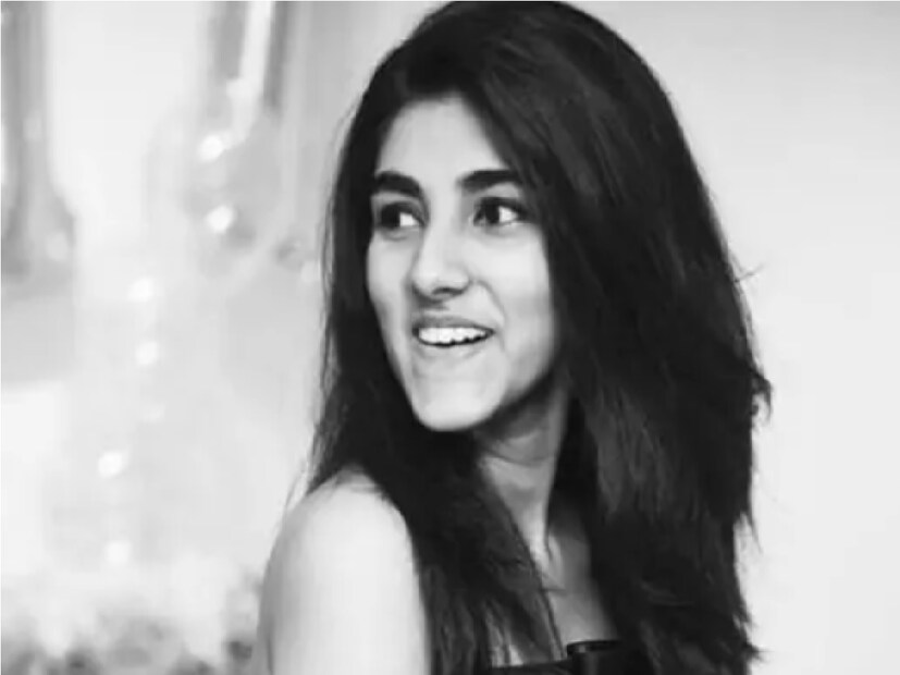 ভারতীয় ক্রিকেটের ইতিহাসের অন্যতম সেরা ক্রিকেটারের মেয়ে হওয়া সত্ত্বেও, সানা  ব্যক্তিগত জীবন প্রকাশ্যে আনতে পছন্দ করেন না। তরুণ ডিভা ইনস্টাগ্রামে একটি ব্যক্তিগত অ্যাকাউন্ট রয়েছে এবং তাঁর কেরিয়ারে উন্নতির জন্য তিনি খুবই মনোযোগী৷