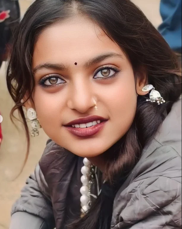 তিনি বলেন, এক মাস মেলায় থাকবেন এবং মালা বিক্রি করবেন ভেবেই এসেছিলেন। তবে এখন লোকজনের অকারণ তাঁকে ঘিরে ভিড় করা আর সেলফি তোলার হিড়িকে ক্লান্ত হয়ে মহাকুম্ভ মেলা থেকে বাড়ি ফিরে যাওয়ার সিদ্ধান্ত নেন এই ভাইরাল মেয়ে মোনালিসা।
