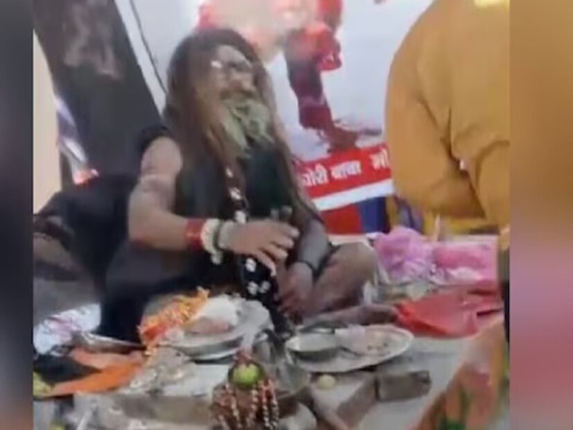 কিন্তু ‘বাবা রাজকুমার’-এর কোনও কথাই মানতে চান না স্ত্রী ধানোয়া দেবী! তিনি নিশ্চিত‘বাবা রাজকুমার’-ই তাঁর হারিয়ে যাওয়া স্বামী। ইতিমধ্যেই কুম্ভমেলার পুলিশকে ঘটনাটি জানানো হয়েছে। গঙ্গাসাগরের ডিএনএ পরীক্ষা করানোর আর্জিও জানিয়েছেন তাঁরা। 