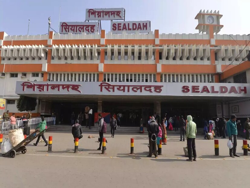 উদ্দেশ্য ছিল দিল্লি যাওয়ার। সূত্র মারফৎ জানা গিয়েছে, শুক্রবার গেদে থেকে বর্ডার পার করে এই অনুপ্রবেশকারী শিয়ালদহ লোকাল ধরে দুপুর ১২.৪০ মিনিট নাগাদ শিয়ালদহ নামেন। বিনা পাসপোর্টে ভারতে প্রবেশ করার ঘটনা নিজের মুখে স্বীকার করেছেন এই আব্দুল রহমান। 