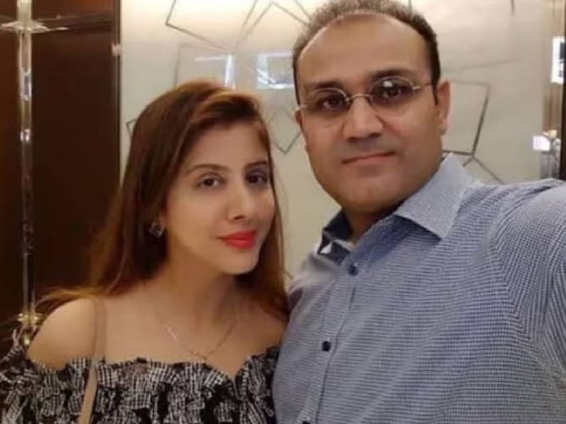 কী এই গ্রে-ডিভোর্স? যখন দীর্ঘ সময়ে বিবাহবন্ধনে থাকা কোনও জুটি বয়সে প্রৌঢ় হওয়ার সঙ্গে সঙ্গে বিচ্ছেদের সিদ্ধান্ত নেয়, তখন তাঁকে গ্রে ডিভোর্স বলে। গ্রে ডিভোর্স এখন বেশ জনপ্রিয় হয়ে উঠেছে। 