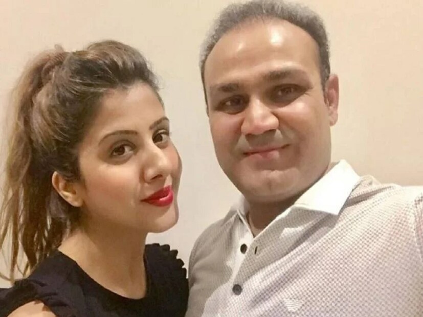  ২১ বছর বয়সে ভারতের এই তারকা ক্রিকেটার বিয়ের প্রস্তাব দেন আরতিকে। তবে দূর সম্পর্কের খুরতুতো ভাই-বোন হওয়ার কারণে প্রথমে দুই বাড়ির তরফে অমত ছিল বলেই জানা যায়। এর পর সব বাধা কাটিয়ে প্রাক্তন অর্থমন্ত্রী অরুণ জেটলির বাসভবনে এক জাঁকজমকপূর্ণ অনুষ্ঠানের মধ্যে দিয়ে ২০০৪ সালে ২২ এপ্রিল বিয়ে করেন তাঁরা।