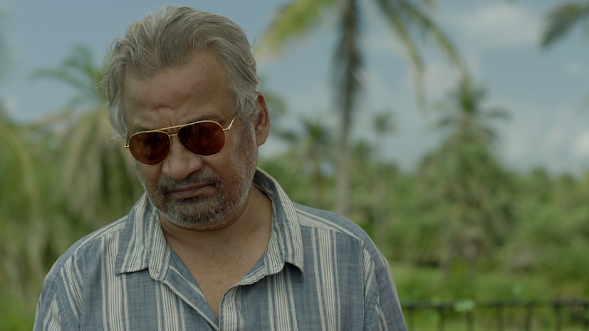 অভিনেতা শান্তিলাল মুখোপাধ্যায়ের কথায়, “আমাদের সময়ে মূল্যায়ন হত চরিত্র দিয়ে, অনলাইন ক্লিক দিয়ে নয়। এখন সবাই ‘লাইক’ আর ‘ফলোয়ার’-এর পিছনে ছুটে চলেছেন, যেন সেগুলিই সোনার মতো মহামূল্যবান। এই সোশ্যাল মিডিয়ার উন্মাদনা মানুষকে আসক্ত করে ফেলেছে। নিখুঁত ছবি তোলার জন্য, হাস্যকর রিল বানানোর জন্য তাঁরা ঘণ্টার পর ঘণ্টা ব্যয় করছেন, শুধুমাত্র সাময়িক অনলাইন স্বীকৃতির জন্য। এটা একটা অদ্ভুত পৃথিবী, যেখানে স্ক্রিনে দেখানো একটা সংখ্যা মানুষের মূল্য নির্ধারণ করে। আমি দেখি, তরুণ প্রজন্ম তাঁদের ফোনে এতটাই মগ্ন যে, তাঁরা আসল জীবন থেকেই বিচ্ছিন্ন হয়ে পড়ছেন।”