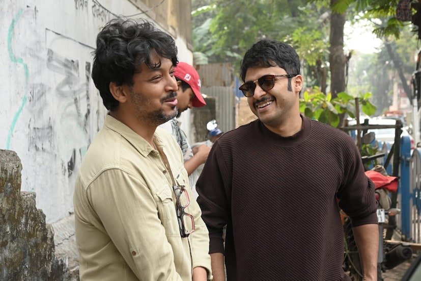 এমনিতে মানুষের মনস্তাত্ত্বিক বিষয়ের উপর গভীর আগ্রহ রয়েছে পরিচালক শমীক রায়চৌধুরীর। আর তিনি এ-ও জানালেন যে, তাঁর ছবির বিষয়বস্তুর মধ্যেও তাঁর এই আগ্রহের প্রতিফলন দেখা যায়। আর ‘মায়া সত্য ভ্রম’ ছবিও তার ব্যতিক্রম নয়! শমীক রায়চৌধুরীর আসন্ন এই ছবি মূলত আধ্যাত্মিকতা এবং প্রকৃতি ও মনুষ্যধর্মের নির্দিষ্ট দর্শনের উপর ভিত্তি করা তৈরি করা হচ্ছে। অপরাধ, সাসপেন্স এবং রোমাঞ্চকে ঘিরেই আবর্তিত হবে ছবির প্রেক্ষাপট। 