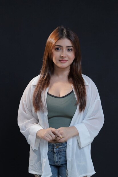 ক্লিক-এর ডিরেক্টর নীরজ তাঁতিয়ার কথায়, “আমাদের সকলের জন্য নতুন উদ্যম এবং আশার সঙ্গে নতুন বছরটা শুরু হয়েছে । আর নতুন বছরে ক্লিক-এ আরও রোমহর্ষক থ্রিলার, আকর্ষণীয় ও উন্নত গল্পের বিষয়বস্তু এবং নতুন ফরম্যাট ও গল্প বলার ভিন্ন ধারা আনতে আমরা অঙ্গীকারবদ্ধ হয়েছি। আমাদের ক্লিক ওটিটি প্ল্যাটফর্ম প্রতিভাবান নতুন শিল্পীদের ক্ষেত্রে তাঁদের প্রতিভা প্রদর্শনের জন্য একটি মঞ্চ হিসেবে কাজ করে। আর অনলাইন পপুলিজমের এই প্রবণতাকে মাথায় রেখে আমাদের লেখক অম্লান মজুমদার নতুন যুগের উন্মাদনা— সোশ্যাল মিডিয়ায় ফলোয়ার বাড়ানোর প্রবণতা নিয়ে একটি সামাজিক ভাবে গুরুত্বপূর্ণ এবং সমালোচনামূলক বিষয়ের কাহিনী তৈরি করেছেন।” 