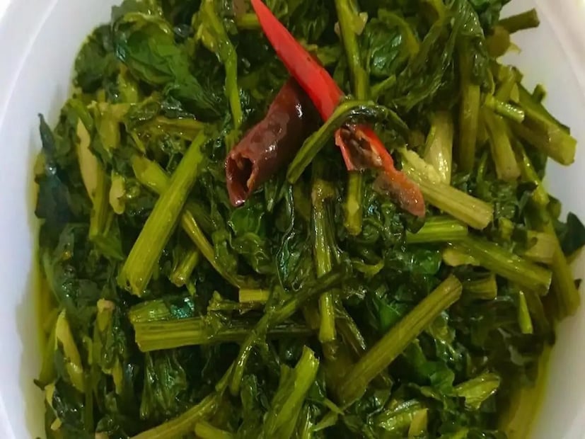 এটি একটি সাধারণ পালং শাক ছাড়া আর কিছুই নয় তবে এটি আকারে একটু বড় এবং ডালপালাও সাধারণ পালং শাকের চেয়ে মোটা এবং শক্ত। শীতের শেষে এবং বসন্তের আগমনে এই বিশেষ জাতের পালং শাক পাওয়া যায়। ডালপালা নিয়মিত পালং শাকের চেয়ে শক্ত। আমরা এটি ' গোটা সেদ্ধ ' এবং 'চচ্চড়ি' রান্নায় ব্যবহার করি। এই রান্না করতে একটু সময় লাগে কিন্তু শুধুমাত্র ভাপানো ভাত দিয়েই এর স্বাদ অসাধারণ।