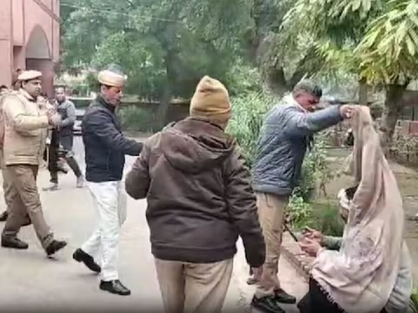 কালেক্টরেট অফিসের সামনে এক যুবক গায়ে চাদর জড়িয়ে বসে আছেন। কখন বেরোবেন ডিএম সাহেব? হঠাৎ অপেক্ষা করতে করতে সেই ব্যক্তি পকেট থেকে একটি জলের বোতল বের করলেন, তখনই হৈচৈ শুরু হয়ে যায়। কনস্টেবলরা বন্দুক নিয়ে তাঁর দিকে ছুটে যান। 