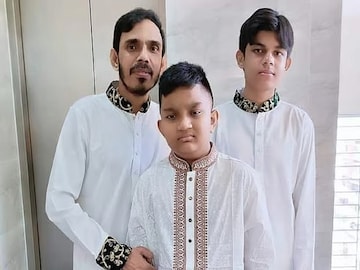 বাবার সঙ্গে দুই ছেলে