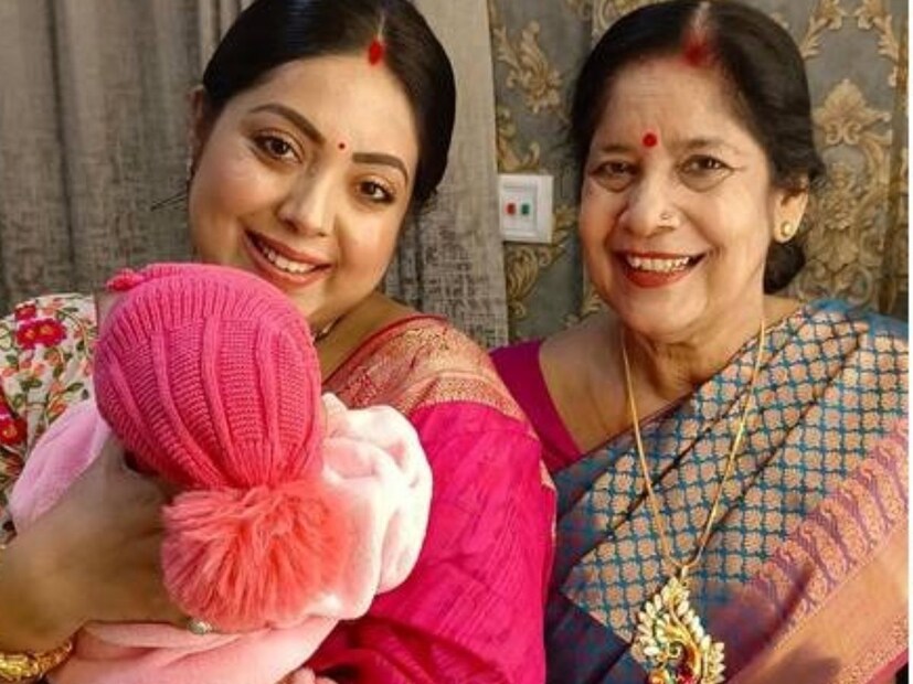 না। মেয়ের মুখ তিনি দেখাননি।  নিজেকে পরেছেন গোলাপী। মেয়েও তাই। এমনকি শ্রীময়ীর মা-ও একই রং পরেছেন।