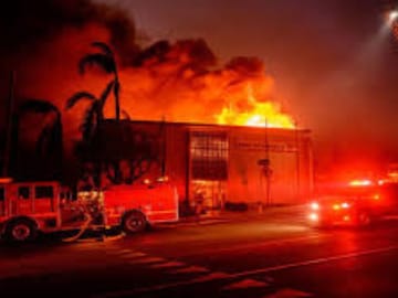 Massive Fire: কাকভোরে ভয়ঙ্কর অগ্নিকাণ্ড! দাউ দাউ করে জ্বলছে আগুন, পুড়ে ছাই ৮টি গাড়ি, তারপর…