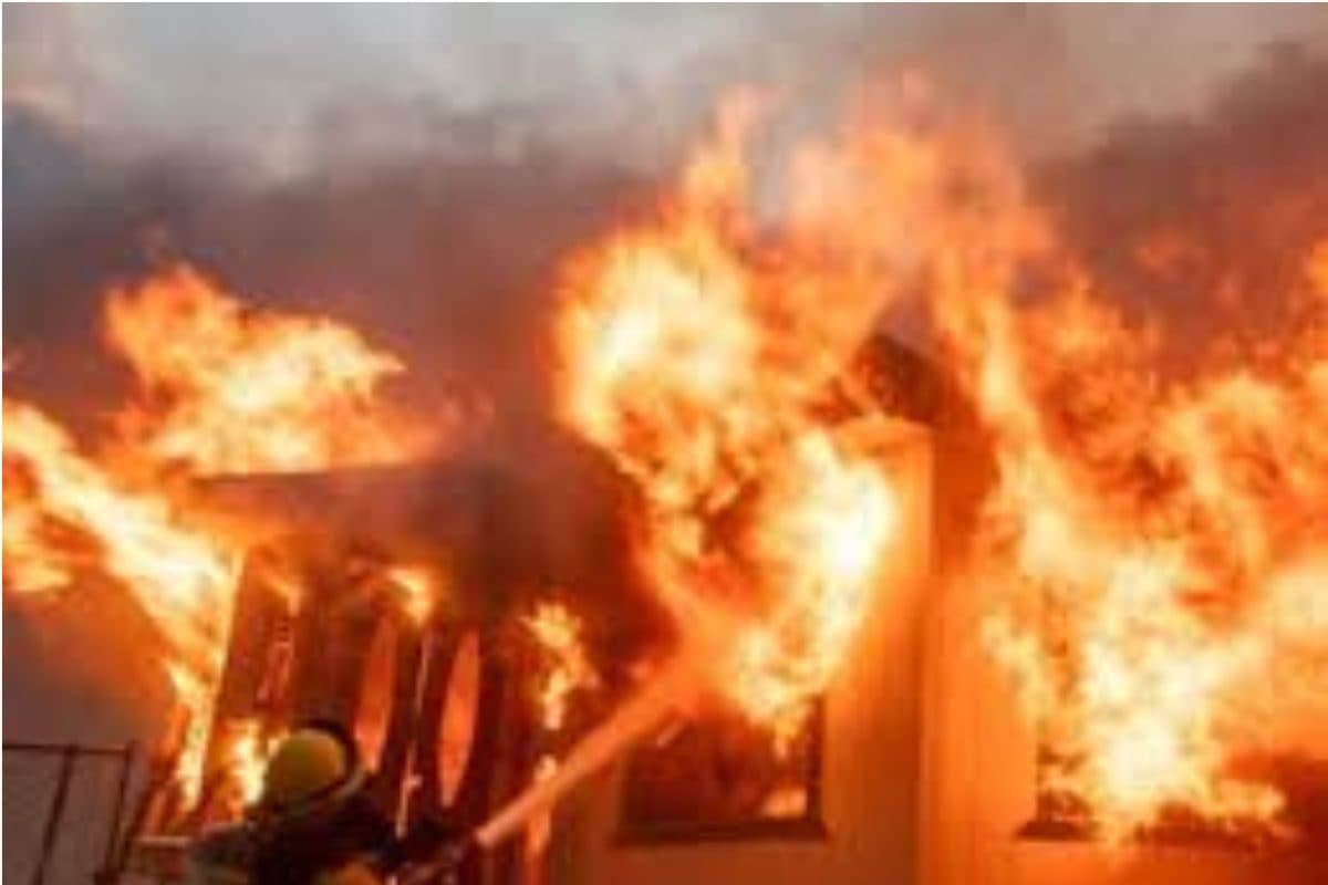 Fire: ভয়াবহ অগ্নিকাণ্ডে মুহূর্তে সব শেষ! বন্ধ ঘরে আগুনে পুড়ে ছাই যুবক, শোক-হাহাকার পরিবারে Young man death in fire inside closed house at Arambagh