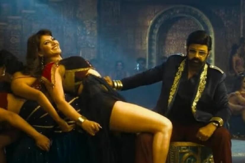 উর্বশীর মুখের ভাব দেখে স্পষ্ট বোঝা যাচ্ছে, তিনি খুব একটা স্বস্তিতে নেই। এই বিষয়টা উল্লেখ করে একজন ইউজার লিখেছেন, “উর্বশীও খুব অস্বস্তিতে রয়েছেন। ওঁর মুখের অভিব্যক্তিতেই সেটা স্পষ্ট। আপনার মতো বর্ষীয়াণ অভিনেতার কাছ থেকে এমন আচরণ আশা করা যায় না।” 