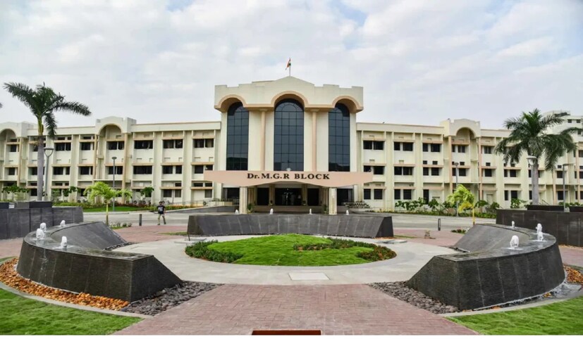 1. **VIT বিশ্ববিদ্যালয়, তামিলনাড়ু (র‌্যাঙ্ক ১১)** ২০০১ সালে প্রতিষ্ঠিত, VIT ভারতের অন্যতম সেরা বেসরকারি বিশ্ববিদ্যালয়। এটি QS World University Rankings ২০২৫-এ ৭৯১-৮০০ রেঞ্জে স্থান পেয়েছে। এই বিশ্ববিদ্যালয়ে BCom, BBA, BDes, MBA, MTech, MSW এবং PhD সহ বিভিন্ন কোর্স অফার করা হয়। ছাত্রদের জন্য K Vora Memorial Award এবং Siddharth Merit Cum Means Award-এর মতো স্কলারশিপ দেওয়া হয়। 