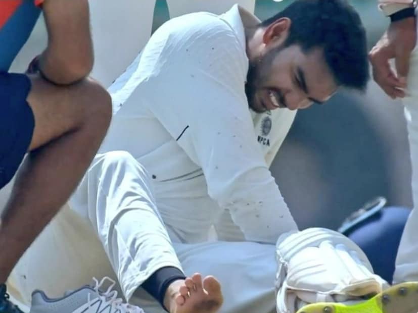 ব্য়াটিং করার সময় বেকায়দায় ভেঙ্কটেশ আইয়ারের গোড়ালি মোচকে যায়। খুব যন্ত্রণা হওয়ায় মাঠেই ফিজিও গিয়ে ভেঙ্কটেশ আইয়ারের প্রাথমিক চিকিৎসা করেন। সেই সময় মাঠ ছেড়ে উঠে যান তিনি।