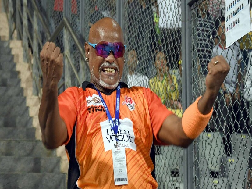ভারতের প্রাক্তন ব্যাটসম্যান বিনোদ কাম্বলিকে প্রায় দুই সপ্তাহ পর বুধবার বিকেলে হাসপাতাল থেকে ছেড়ে দেওয়া হয়। প্রাক্তন ভারতীয় ক্রিকেটার থানে জেলার ভিওয়ান্ডিতে হাসপাতাল থেকে রিলিজ হন৷ তাঁর মূত্রনালীর সংক্রমণ এবং ক্র্যাম্পের সমস্যা হচ্ছিল যার জন্য তাঁকে হাসপাতালে ভর্তি করা হয়েছিল৷ কিন্তু সেটুকুতেই থামেনি, হাসপাতালে পরীক্ষানীরিক্ষার পরে তাঁর মস্তিষ্কে ব্লাড ক্লট ধরা পড়ে।