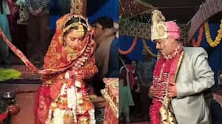 সাতপাক ঘোরার সময় বরের পিছনে পিছনে হাঁটছিলেন কনে সাতপাক ঘোরার সময় বরের পিছনে পিছনে হাঁটছিলেন কনে