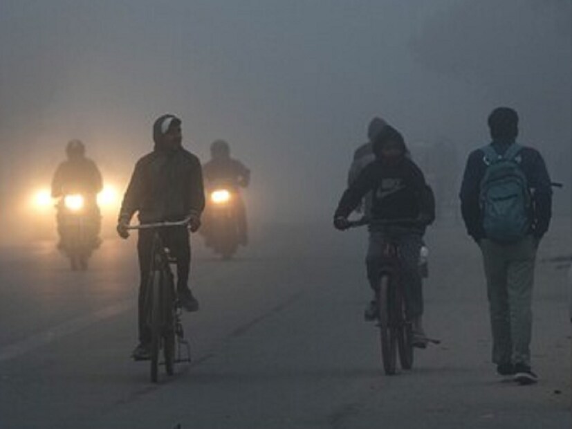 উত্তরবঙ্গে আগামী সপ্তাহের শুরুতে বৃষ্টির পূর্বাভাস। দার্জিলিং ও কালিম্পং জেলার পার্বত্য এলাকায় বৃষ্টির পূর্বাভাস আলিপুর আবহাওয়া দফতরের। সোমবার বৃষ্টির সঙ্গে হতে পারে হালকা তুষারপাত! আগামী ২৪ ঘণ্টাতেও সর্বনিম্ন তাপমাত্রা আরও একটু বাড়তে পারে। পশ্চিমী ঝঞ্ঝায় উত্তুরে হাওয়ায় বাধা পড়বে। এর ফলে শনিবার পর্যন্ত তাপমাত্রা বাড়তে পারে।‌ ফের ২৬ জানুয়ারি থেকে উত্তুরে হাওয়া বইবে।তাপমাত্রা ফের কমবে ২-৪ ডিগ্রি সেলসিয়াস পর্যন্ত। কলকাতায় সকালে কুয়াশার ঘনঘটা। আজ, বৃহস্পতিবার মাঝারি কুয়াশা। বিক্ষিপ্তভাবে ঘন কুয়াশার সম্ভাবনা। দৃশ্যমানতা কমতে পারে শহরে। বেলা বাড়লে পরিষ্কার আকাশ।