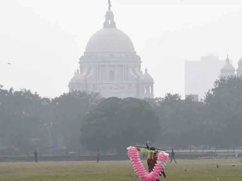 আগামী দু’দিন রাজ্যে কুয়াশার দাপট কিছুটা কম থাকবে। বুধবার থেকে শুক্রবার ফের কুয়াশার ঘনঘটা বাড়তে পারে। অনুমান আবহাওয়া বিজ্ঞানীদের। উত্তরবঙ্গে আগামী ২৪ ঘণ্টায় দার্জিলিং, আলিপুরদুয়ার এবং কোচবিহারে কুয়াশার সম্ভাবনা বেশি। বিক্ষিপ্তভাবে দু-এক জায়গায় দৃশ্যমানতা ২০০ মিটার বা তার নীচে নেমে আসতে পারে। দক্ষিণবঙ্গেও হালকা কুয়াশার সম্ভাবনা। পশ্চিম বর্ধমান, বীরভূম এবং মুর্শিদাবাদে কুয়াশার সম্ভাবনা একটু বেশি।