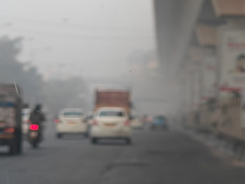 দক্ষিণবঙ্গে পুরুলিয়া, বাঁকুড়া, ঝাড়গ্রাম ছাড়া কলকাতা-সহ সব জেলাতেই ঘন কুয়াশার সর্তকতা। উত্তরবঙ্গের কালিম্পং এবং আলিপুরদুয়ার জেলা ছাড়া সব জেলাতেই ঘন কুয়াশার দাপট থাকবে। দৃশ্যমানতা ২০০ মিটার থেকে ৫০ মিটারের মধ্যে নেমে আসবে।