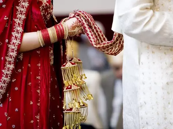 জানা যায়, মহারাজপুরের একটি গ্রামের এক মেয়ের বিয়ে শিবলি এলাকার এক যুবকের সঙ্গে ঠিক হয়েছিল। শুক্রবার সন্ধ্যায় বাজনা বাজিয়ে মহা ধুমধামের সঙ্গে কনের বাড়ির দরজায় বরযাত্রীরা এসে পৌঁছয়। Representative Image