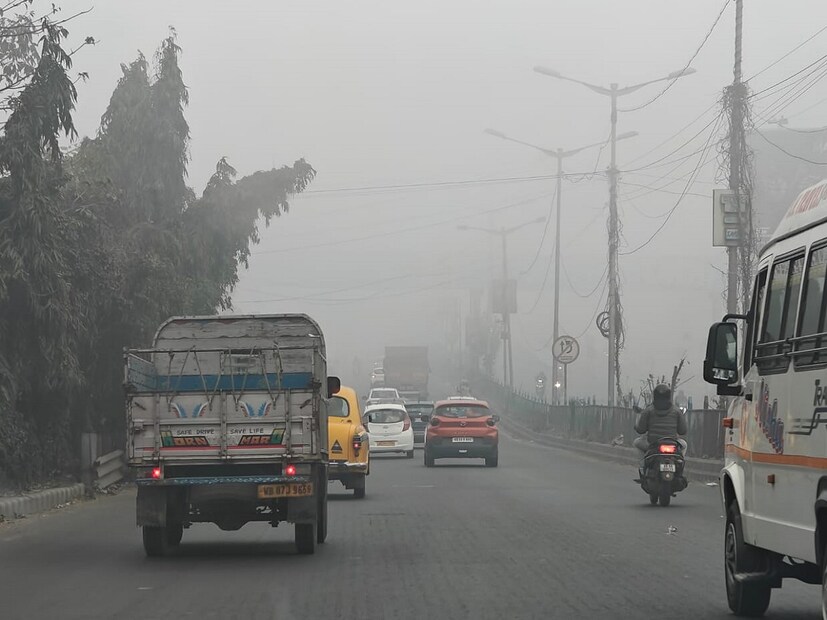ঘন কুয়াশার সতর্কতা। উত্তরের ছয় ও দক্ষিণের ১২ জেলায় কুয়াশার দাপট সকালে। বেশ কিছু জেলায় দৃশ্যমানতা ৫০ মিটারের নীচে নামতে পারে। সড়ক পরিবহণ ব্যাহত হতে পারে। বিমান চলাচলে প্রভাব পড়তে পারে। বেলার দিকে পরিষ্কার আকাশ। রবিবার পর্যন্ত বৃষ্টির সম্ভাবনা নেই। এমনটাই জানিয়েছে আবহাওয়া দফতর ৷
