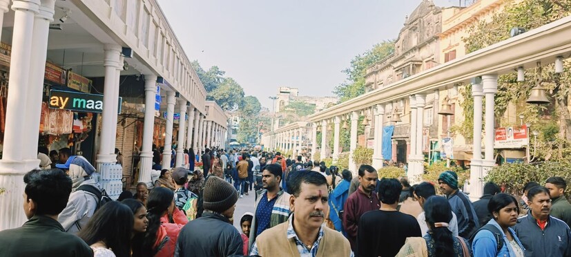 কালীঘাট মন্দির-সহ কলকাতার অন্যান্য দর্শনীয় স্থানেও জমজমাট ভিড়।