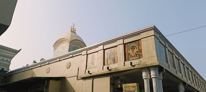 নতুন বছরের প্রথম দিনে প্রতিবারের মতোয় এবারেও কালীঘাটে ভক্ত সমাগম। সকাল থেকে বহু মানুষ দূর দুরান্ত থেকে এসেছেন কালীঘাটে৷ 