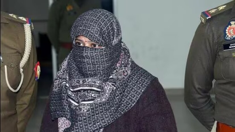 পুলিশ সূত্রে জানা গিয়েছে, বিভিন্ন স্থানে বস্তি তৈরি করে প্রতারণা চালাতে থাকত এই মহিলার গ্যাং। এসিপি সিদ্ধার্থ গৌতম বলেন, “অভিযুক্তরা জাল সোনার কয়েন বিক্রির নাম করে মানুষকে প্রতারণা করত।